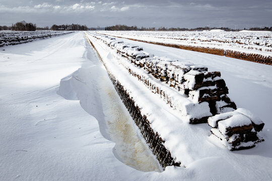 Winter im Moor - gestochener Torf mit einer dicken Schneeschicht bedeckt, Symbolfoto.