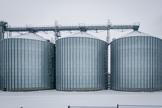 Landwirtschaft im Winter, tiefverschneite, hohe Getreidesilos einer landwirtschaftlichen Genossenschaft.