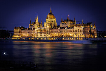 Fototapeta premium Das ungarische Parlament an der Donau in Abendstimmung.