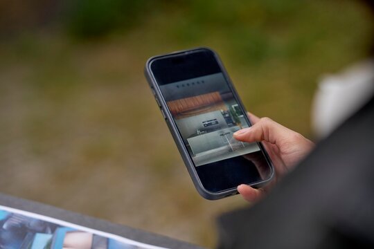 Exploring design concepts on a mobile device outdoors