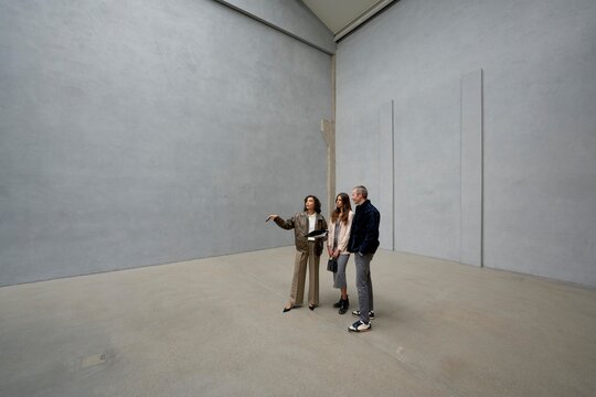 Engaging Discussion Among Friends in Minimalist Gallery Space