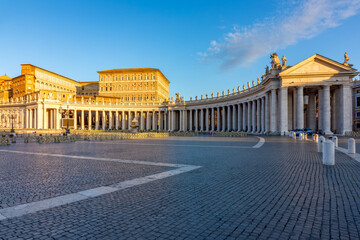 Obraz premium Colonnade of St. Peter's basilica and Apostolic palace (official residence of reigning pope) in Vatican on St. Peter's square