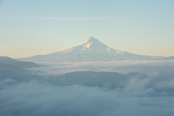 Fototapeta premium Morning light and a low layer of fog at Mount Hood in Oregon 