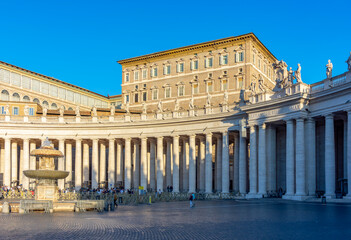 Naklejka premium Colonnade of St. Peter's basilica and Apostolic palace (official residence of reigning pope) in Vatican on St. Peter's square