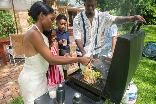 Community Gathering Serves Delicious Food to Families in the Park