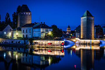 Blick zum Heinrichsturm in Straßburg, Frankreich, beleuchtet zur blauen Stunde © DS-LE