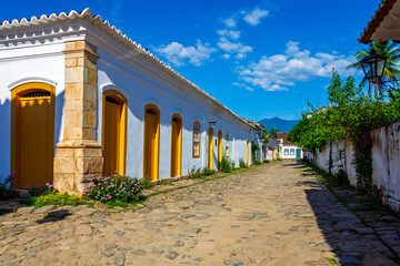 Obraz premium Streets and houses of historical center in Paraty, Rio de Janeiro, Brazil. Sunny day in Paraty. Paraty is colonil city listed Unesco