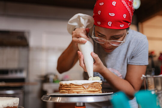 Decorating handmade cake