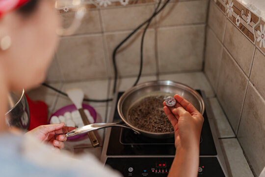 Measuring temperature for caramel