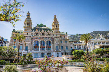 Casino von Monte Carlo bei Tageslicht, elegante Architektur und historisches Wahrzeichen