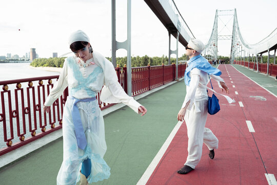 A young couple is walking in the city.