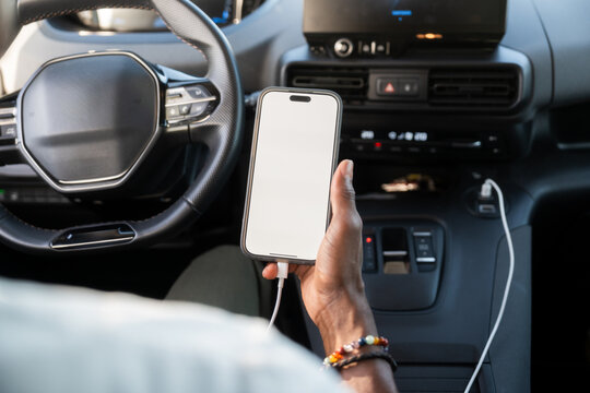 Using smartphone for navigation in modern car