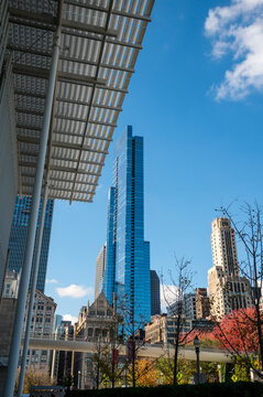 USA, IL, Chicago.  View of the city skyline from Millennium Park.