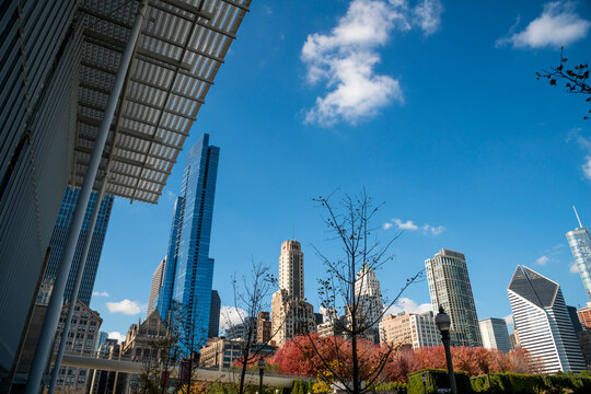USA, IL, Chicago.  View of the city skyline from Millennium Park.