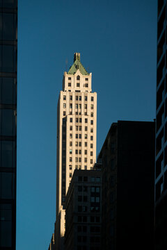 USA, IL, Chicago.  Skyscraper towers above the street.