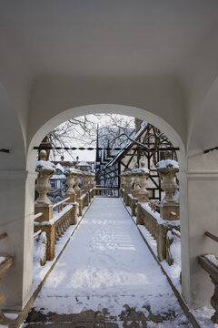 Park w miejscowości Iłowa w Polsce. Krużganek stanowiący element architektoniczny w ogrodzie japońskim.
