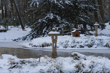 Pałac dworski w mieście Iłowa w zimowy dzień. Część japońska parku z elementami architektury parkowej w postaci lampionów, kładek, schodów, altanek, stawu parkowego i strumyka. © boguslavus