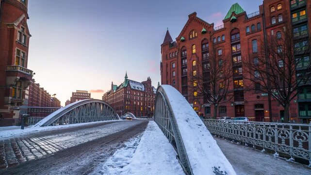 Zeitraffer Wintermorgen in der Hamburger Speicherstadt mit Br&uuml;cke
