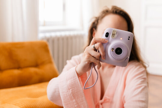 Instant Camera Focus with Soft Background