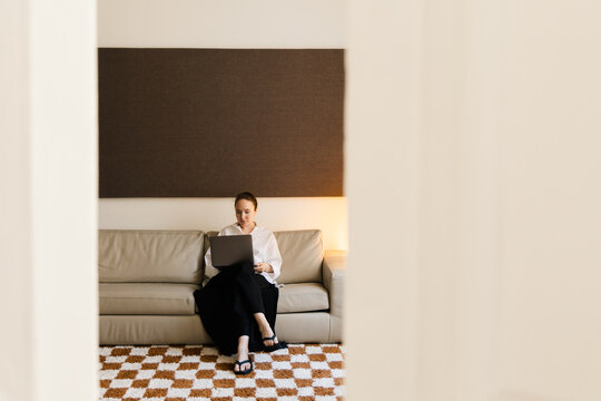 Relaxed Remote Work with Ample Copy Space