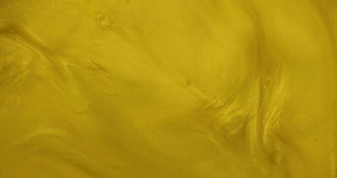 Oro liquido in movimento dopo la fusione