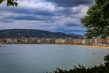 Obraz premium Panorama of La Concha bay, beach and waterfront hotels in San Sebastian, Spain