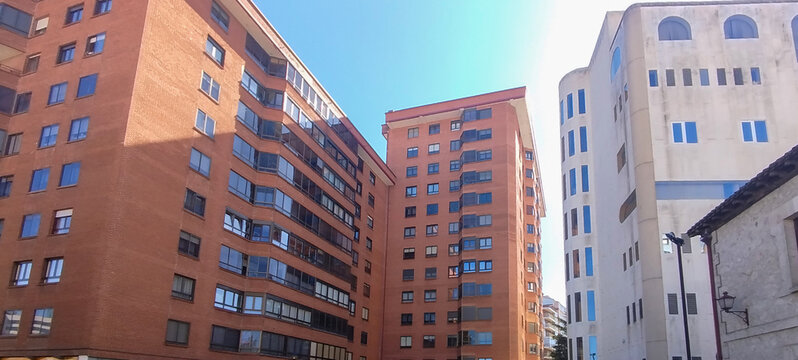 Fachadas de edificios residenciales urbanos de ladrillo bajo un cielo azul