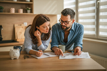 Obraz premium Couple managing home finances, budgeting expenses, and planning savings