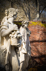 Obraz premium statue in a public 