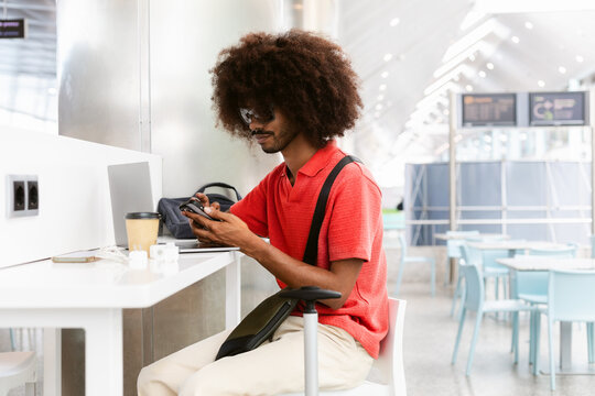 Airport Passenger Smartphone