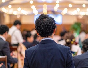 男性　結婚式　後ろ姿