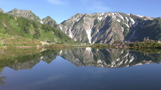 朝日を浴びた新緑の八方池(右パン)
