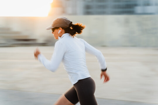 Sportswoman performs sprint run