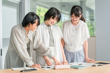 Fototapeta premium Elementary school and junior high school girls in casual clothes studying with friends (homework, cram school)