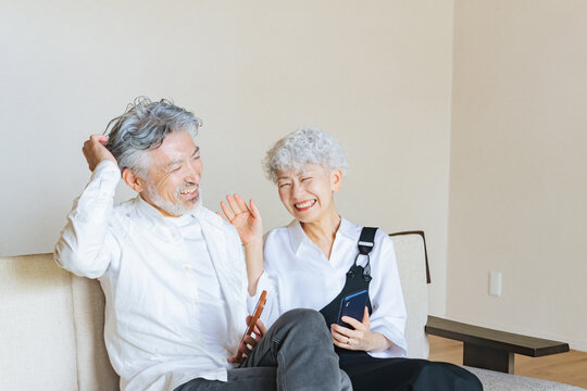 シニア、カップル、夫婦、高齢者、寄り添う、笑顔、熟年、仲良し、日本人、リラックス、シルバー、女性、男性、老人、パートナー、元気、健康、ヘルスケア、ポジティブ、お年寄り、グレイヘア、白髪、中高年、おじいちゃん、おばあちゃん、年配、セカンドライフ、老後、60代、70代、長生き、長寿、サービス付き高齢者向け住宅、サ高住、老人ホーム、信頼、明るい、生きがい、アクティブ、支援、サポート、協力、室内、ライフス