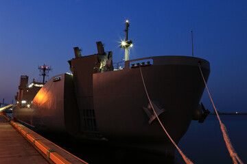 係留中の輸送艦