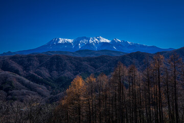 晩秋の御嶽山　岐阜県 高山市 朝日町 鈴蘭高原から
