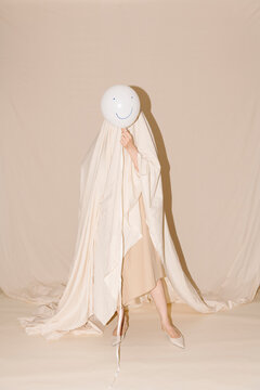 Smiley Balloon Ghost in Beige Cloak