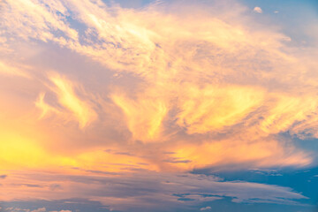 夏の夕暮れの空