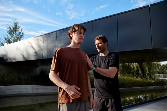 Trainer monitoring client&rsquo;s posture during workout