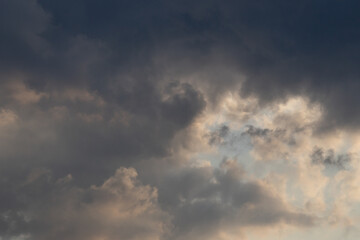Obraz premium The sky is cloudy and the sun is setting