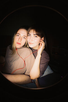  Dual Gaze: Sharing Music Under the Flash