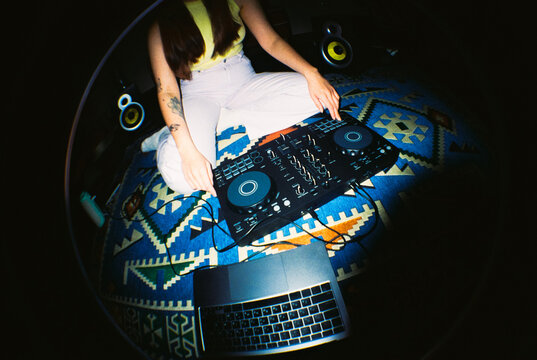 Close-Up on DJ Gear: Controller, Laptop & Speakers