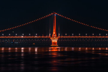 Obraz premium Wuhan Yangtze River Bridge Glowing Over Calm Water