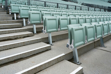 Obraz premium Sitzreihen einer Freilichtbühne ohne Besucher vor Beginn der Veranstaltung