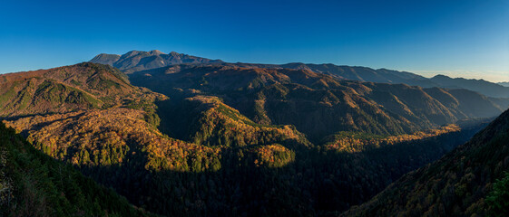 夕照の御嶽山と日本一の溶岩流　岐阜県 下呂市 小坂町 御嶽パノラマラインから