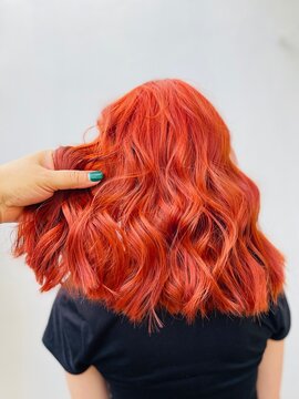 cabello cobrizo rojizo peinado con rizos