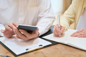 Fototapeta premium 家計の計算をするアジア人シニア夫婦