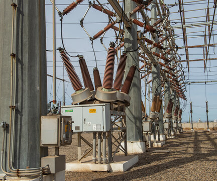 Planta generadora de energia geotermoelectrica  CERRO PRIETO, de COMISION FEDERAL DE ELECTRICIDAD cfe, una de las plantas geotermicas mas grandes  industria MEXICANA subestacion y lineas de transmisio