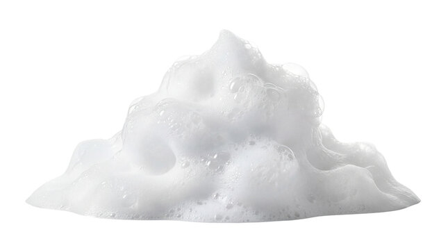 白い背景に分離された、きめ細かく泡立った白い石鹸の泡の山。シャンプー、洗剤、または泡風呂の泡のテクスチャをクローズアップで捉えたスタジオショット。